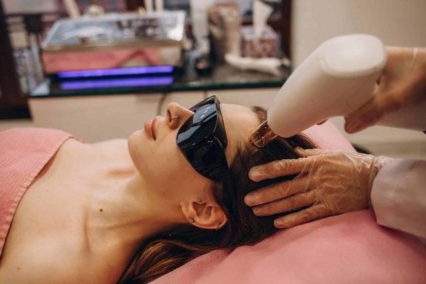 Quels signes indiquent un besoin accru d'enrichissement environnemental chez une belette ?